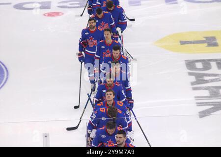 Saint-Pétersbourg, Russie. 10 octobre 2024. Joueurs du SKA Hockey Club vus en action lors du match de hockey, Kontinental Hockey League 2024/2025 entre SKA Saint Petersburg et Dinamo Minsk au Palais des Sports de glace. (Score final ; SKA Saint Petersburg 2:4 Dinamo Minsk) crédit : SOPA images Limited/Alamy Live News Banque D'Images