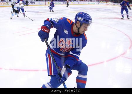 Saint-Pétersbourg, Russie. 10 octobre 2024. Arseni Gritsyuk (81) SKA Hockey Club vu en action lors du match de hockey, Kontinental Hockey League 2024/2025 entre SKA Saint-Pétersbourg et Dinamo Minsk au Palais des sports de glace. (Score final ; SKA Saint Petersburg 2:4 Dinamo Minsk) crédit : SOPA images Limited/Alamy Live News Banque D'Images