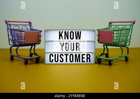 Know Your Customer text sur la visionneuse LED avec chariot sur fond jaune Banque D'Images