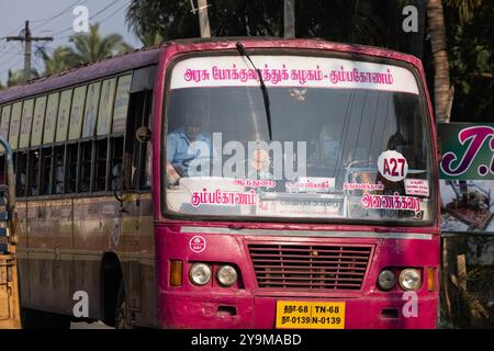 Jaipur, Inde - 2 mars 2022 : bus local rouge dans une rue de la ville. Banque D'Images