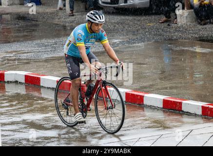 SAMUT PRAKAN, THAÏLANDE, OCT 04 2024, Un cycliste s'entraîne sur un vélo de route sous la pluie Banque D'Images