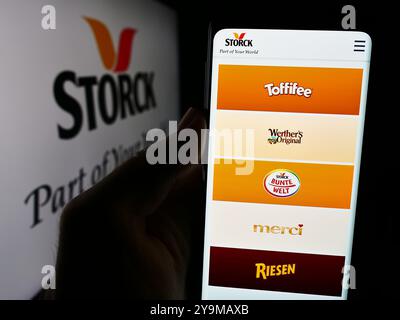 Allemagne. 7 août 2024. Dans cette illustration photo, une personne tient un smartphone avec la page Web de la société allemande de confiserie August Storck KG devant le logo. (Crédit image : © timon Schneider/SOPA images via ZUMA Press Wire) USAGE ÉDITORIAL SEULEMENT ! Non destiné à UN USAGE commercial ! Banque D'Images