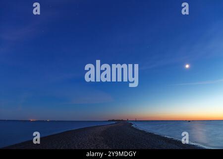 Pleine lune se levant sur la mer Baltique, vue sur le rivage de la mer, heure du coucher du soleil tardif Banque D'Images