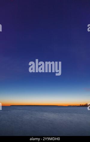 Pleine lune se levant sur la mer Baltique, vue sur le rivage de la mer, heure du coucher du soleil tardif Banque D'Images