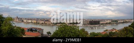 Horizon de Budapest avec le Danube depuis un angle élevé au château de Buda Banque D'Images