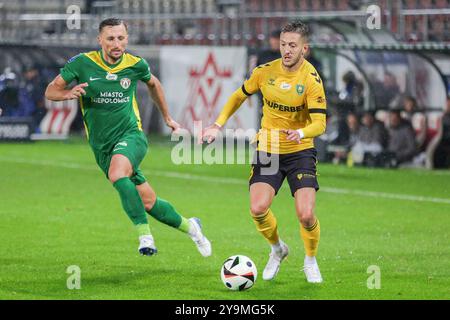 Cracovie, Pologne. 04 octobre 2024. Piotr Mrozinski de Puszcza Niepolomice (G) et Borja Galan de GKS Katowice (d) vus en action lors du match de football PKO BP Ekstraklasa 2024/2025 de la Ligue polonaise entre Puszcza Niepolomice et GKS Katowice au stade de Cracovia. Score final ; Puszcza Niepolomice 0:6 GKS Katowice. Crédit : SOPA images Limited/Alamy Live News Banque D'Images