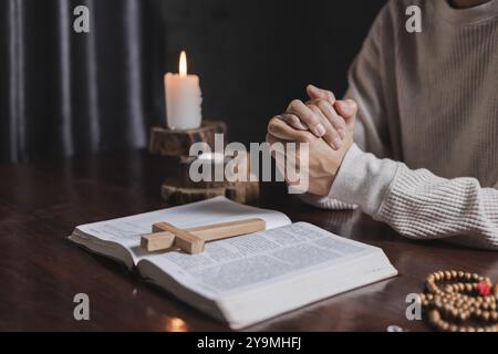 Sainte Bible. Mains d'une femme méconnaissable avec la prière biblique, la prière est le pilier de la force. Banque D'Images