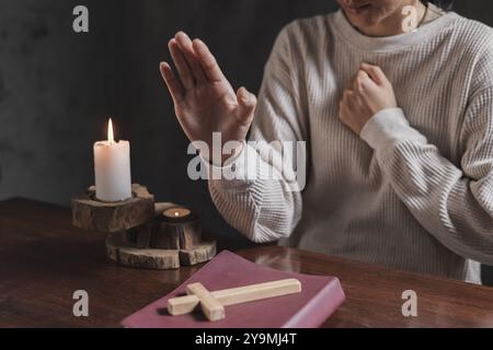 Sainte Bible. Mains d'une femme méconnaissable avec la prière biblique, la prière est le pilier de la force. Banque D'Images