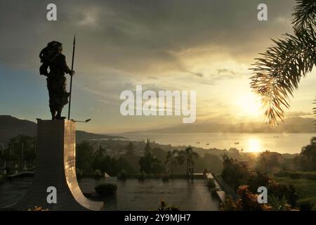 Silhouette de la statue de 8 mètres de Martha Christina Tiahahu (1800-1818), héroïne, à Ambon, Maluku central, Maluku, Indonésie. Banque D'Images