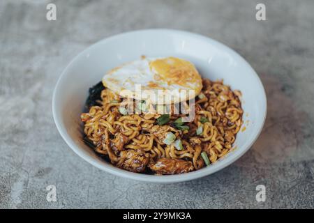 Mie Bangladesh avec oeuf à la coque et quelques légumes à base de nouilles instantanées proviennent de Medan ou Aceh. Cuisine typique d'Asie du Sud-est. Banque D'Images