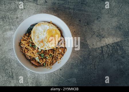 Mie Bangladesh avec oeuf à la coque et quelques légumes à base de nouilles instantanées proviennent de Medan ou Aceh. Cuisine typique d'Asie du Sud-est. Pose à plat ou t Banque D'Images