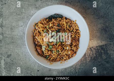 Mie Bangladesh avec oeuf à la coque et quelques légumes à base de nouilles instantanées proviennent de Medan ou Aceh. Cuisine typique d'Asie du Sud-est. Pose à plat ou t Banque D'Images