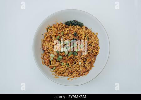 Mie Bangladesh avec oeuf à la coque et quelques légumes à base de nouilles instantanées proviennent de Medan ou Aceh. Cuisine typique d'Asie du Sud-est. Pose à plat ou t Banque D'Images