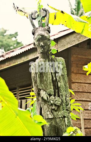 Un totem en bois de forme humaine dans le village de Nanga Raun, Kalis, Kapuas Hulu, Kalimantan occidental, Indonésie. Banque D'Images