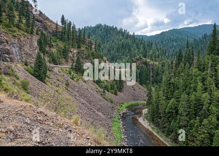 La rivière Joe coule à travers la forêt sous la route près d'Avery dans l'Idaho, États-Unis Banque D'Images