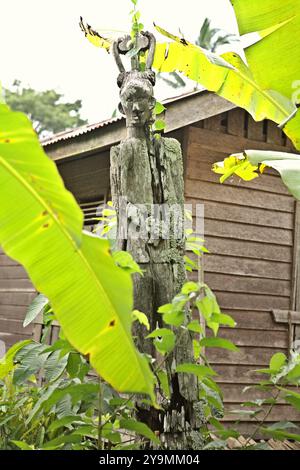 Un totem en bois de forme humaine dans le village de Nanga Raun, Kalis, Kapuas Hulu, Kalimantan occidental, Indonésie. Banque D'Images