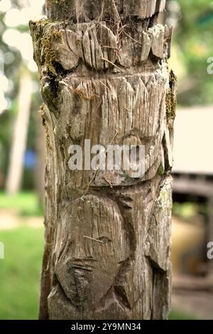 Un totem dans le village de Nanga Raun, Kalis, Kapuas Hulu, Kalimantan occidental, Indonésie. Banque D'Images