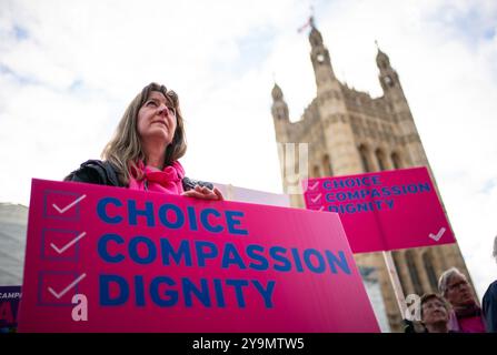 Photo datée du 22/10/21 de manifestants, y compris des membres et des partisans de Humanists UK, lors d'une manifestation devant les chambres du Parlement à Londres pour appeler à une réforme alors que les pairs débattent de la nouvelle loi sur l'aide à mourir. Près des deux tiers des gens en Angleterre et au pays de Galles souhaitent que l’aide à mourir soit légalisée pour les adultes en phase terminale dans les cinq prochaines années, a suggéré un sondage. Date d'émission : vendredi 11 octobre 2024. Banque D'Images