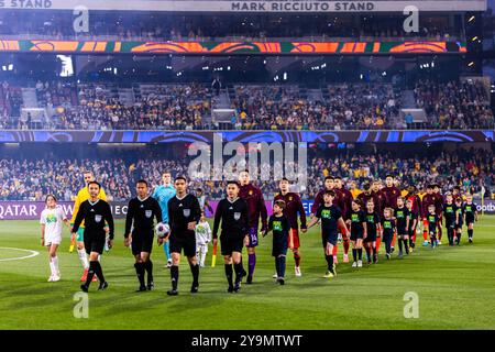 Adélaïde, Australie, 10 octobre 2024. Joueurs et officiels entrent dans l'arène lors du troisième tour des qualifications de l'AFC de la Coupe du monde de la FIFA 2026 entre l'Australie et la Chine PR à l'Adelaide Oval le 10 octobre 2024 à Adélaïde, en Australie. Crédit : Santanu Banik/Speed Media/Alamy Live News Banque D'Images