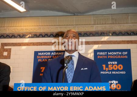 New York, États-Unis. 10 octobre 2024. NEW YORK, NEW YORK - 10 OCTOBRE : le maire de New York, Eric Adams, fait une annonce sur la sécurité du métro et les services sociaux à l'intérieur de la station de métro Times Square 42nd Street dans Midtown Manhattan le 10 octobre 2024 à New York. Le maire Adams a annoncé l'initiative PATH, un effort multi-agences impliquant le NYPD, le Département des services aux sans-abri et des travailleurs de la santé, utilisant un modèle de «co-réponse» pour répondre à la fois aux besoins de sécurité et de santé mentale pour aider plus de New-Yorkais. Crédit : Ron Adar/Alamy Live News Banque D'Images