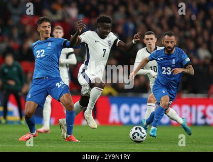 Londres, Royaume-Uni. 10 octobre 2024. Bukayo Saka, d’Angleterre, est défié par Dimitris Giannoulis (à gauche) et Manolis Siopis, de Grèce, lors du match de l’UEFA Nations League au stade de Wembley, à Londres. Le crédit photo devrait se lire : Paul Terry/Sportimage crédit : Sportimage Ltd/Alamy Live News Banque D'Images