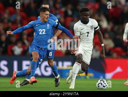 Londres, Royaume-Uni. 10 octobre 2024. Dimitris Giannoulis, de Grèce, et Bukayo Saka, d'Angleterre, disputent le ballon lors du match de l'UEFA Nations League au stade de Wembley, à Londres. Le crédit photo devrait se lire : Paul Terry/Sportimage crédit : Sportimage Ltd/Alamy Live News Banque D'Images