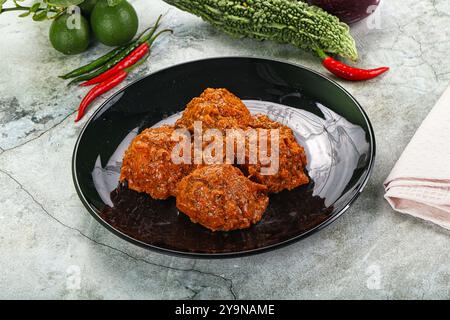 Kashmiri aloo dum - fromage farci de pommes de terre et sauce Banque D'Images