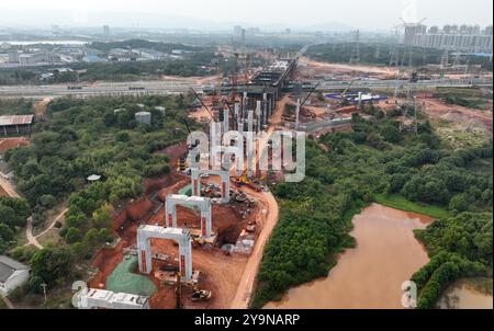 NANCHANG, CHINE - 10 OCTOBRE 2024 - des ouvriers de la construction travaillent dans le chemin de fer à grande vitesse de Nanchang-Jiujiang, en Chine, sur l'autoroute et le chemin de fer de la rivière Ganjiang Banque D'Images
