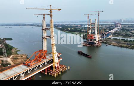 NANCHANG, CHINE - 10 OCTOBRE 2024 - des ouvriers de la construction travaillent dans le chemin de fer à grande vitesse de Nanchang-Jiujiang, en Chine, sur l'autoroute et le chemin de fer de la rivière Ganjiang Banque D'Images