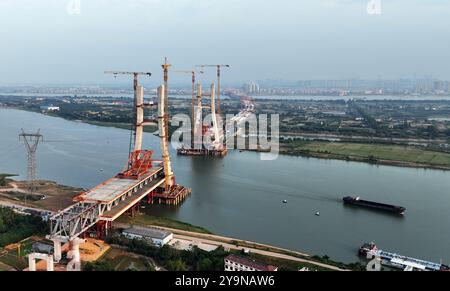 NANCHANG, CHINE - 10 OCTOBRE 2024 - des ouvriers de la construction travaillent dans le chemin de fer à grande vitesse de Nanchang-Jiujiang, en Chine, sur l'autoroute et le chemin de fer de la rivière Ganjiang Banque D'Images