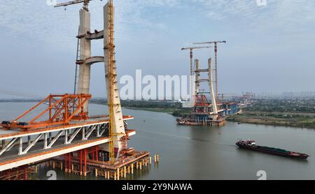NANCHANG, CHINE - 10 OCTOBRE 2024 - des ouvriers de la construction travaillent dans le chemin de fer à grande vitesse de Nanchang-Jiujiang, en Chine, sur l'autoroute et le chemin de fer de la rivière Ganjiang Banque D'Images