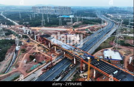 NANCHANG, CHINE - 10 OCTOBRE 2024 - des ouvriers de la construction travaillent dans le chemin de fer à grande vitesse de Nanchang-Jiujiang, en Chine, sur l'autoroute et le chemin de fer de la rivière Ganjiang Banque D'Images