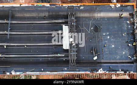 NANCHANG, CHINE - 10 OCTOBRE 2024 - des ouvriers de la construction travaillent dans le chemin de fer à grande vitesse de Nanchang-Jiujiang, en Chine, sur l'autoroute et le chemin de fer de la rivière Ganjiang Banque D'Images