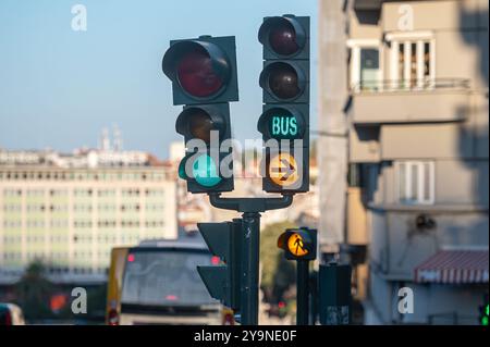 Les feux de circulation affichent l'autorisation de voie d'autobus et le passage pour piétons à une intersection achalandée. Banque D'Images