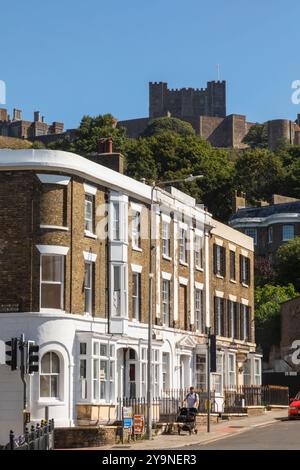 Angleterre, Kent, Douvres, Castle Street et Douvres Castle Banque D'Images
