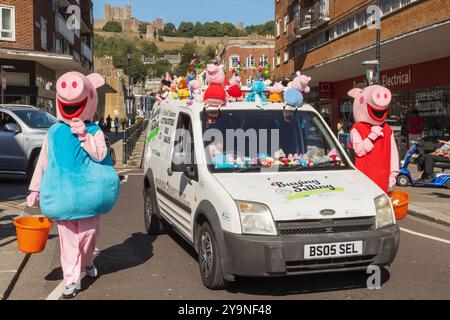 Angleterre, Kent, Douvres, Carnaval de Douvres, participants colorés au Carnaval Banque D'Images