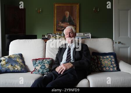 Lord Robin Butler s'adressant à l'agence de presse PA à Londres, à l'approche du 40e anniversaire de l'attentat de Brighton. L'explosion - il y a 40 ans, le 12 octobre 1984 - a déchiré le Brighton Grand Hotel, où le premier ministre de l'époque et les membres de son cabinet séjournaient pendant la conférence du Parti conservateur. Cinq personnes ont été tuées dans l'explosion et 34 autres ont été blessées. Date de la photo : jeudi 10 octobre 2024. Banque D'Images