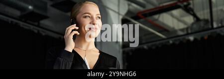 Une jeune femme belle taille participe activement à une discussion de travail au téléphone. Banque D'Images