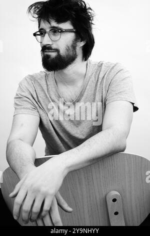 DANI DE LA ORDEN DANS UNE MAISON EN FEU (2024) -TITRE ORIGINAL : CASA EN FLAMES-, RÉALISÉ PAR DANI DE LA ORDEN. Crédit : Sábado Películas/Playtime Movies/Atresmedia Cine/3Cat/Eliofilm / album Banque D'Images