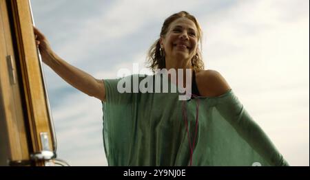 EMMA VILARASAU dans Une MAISON EN FEU (2024) -titre original : CASA en FLAMES-, réalisé par DANI DE LA ORDEN. Crédit : Sábado Películas/Playtime Movies/Atresmedia Cine/3Cat/Eliofilm / album Banque D'Images