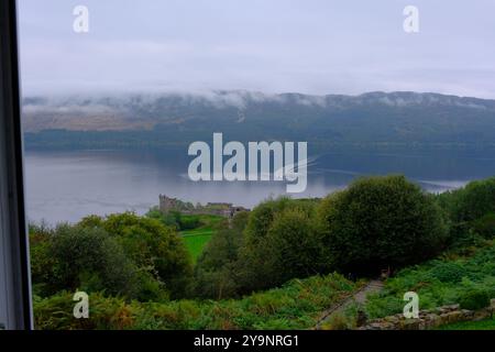 Ruines du château d'Urquhart sur la rive ouest du Loch Ness, Drumnadrochit, Highland, Écosse Banque D'Images