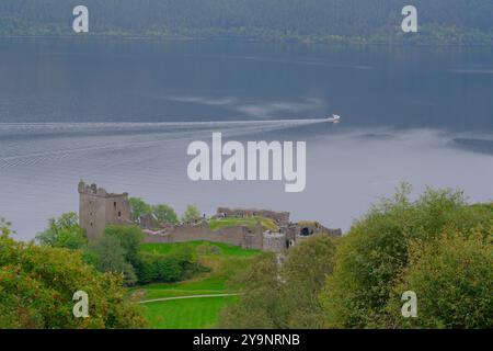 Ruines du château d'Urquhart sur la rive ouest du Loch Ness, Drumnadrochit, Highland, Écosse Banque D'Images