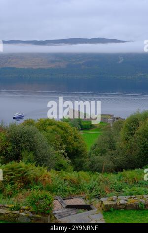 Ruines du château d'Urquhart sur la rive ouest du Loch Ness, Drumnadrochit, Highland, Écosse Banque D'Images