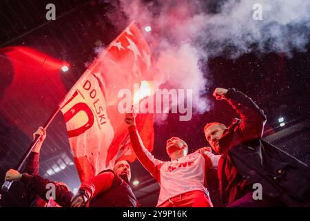 Cologne, Allemagne. 10 octobre 2024. Lukas Podolski im Fanblock mit bengalischem Feuer Abschiedsspiel für Lukas Podolski unter dem motto UNSERE 10 KEHRT Banque D'Images