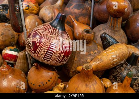 divers récipients faits de citrouilles séchées et décorés de motifs et d'ornements. Banque D'Images