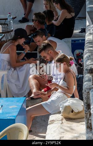jeune couple en vacances ensemble deux préoccupés par regarder les écrans de leurs téléphones mobiles et de s'ignorer les uns les autres. Banque D'Images