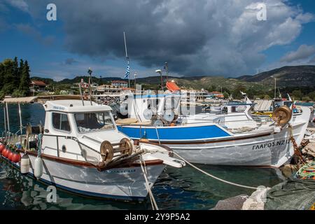 Bateaux de pêche traditionnels grecs méditerranéens dans le port de Limni Keri sur l'île de Zante ou Zakynthos dans la mer Ionienne. Banque D'Images