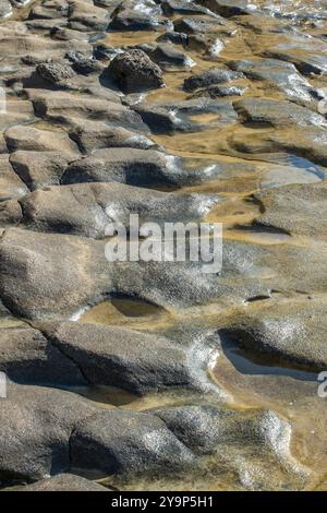 image abstraite de rochers sur un bord de mer moulés par la mer sur des milliers d'années. Banque D'Images