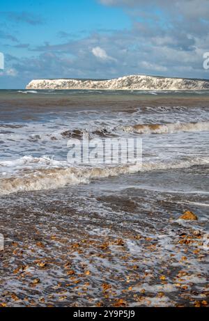 Côte sud-ouest de l'île de Wight un jour d'automne venteux avec les falaises de wight près des aiguilles clairement visibles, paysage de l'île de Wight. Banque D'Images