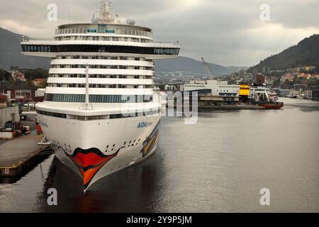 Le navire de croisière 'AIDAprima' de 125 000 tonnes et 3 300 passagers amarré à Bergen, en Norvège. Banque D'Images